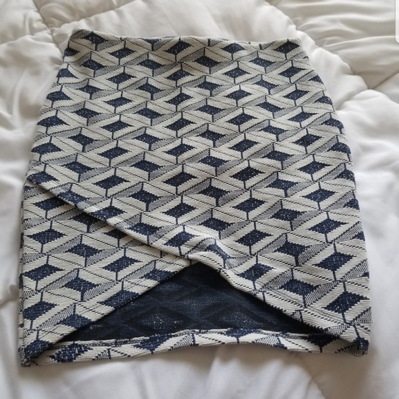 Asymmetrical mini skirt - Picture 1 of 3